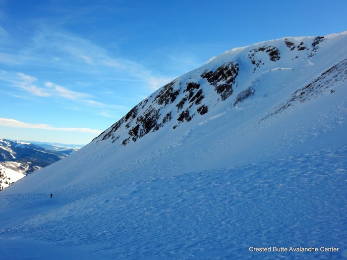 Fresh looking crown on NE aspect above Perry Creek. Looks like it failed in the past 3 or 4 days. HS-NC-R2-D2.5-O.